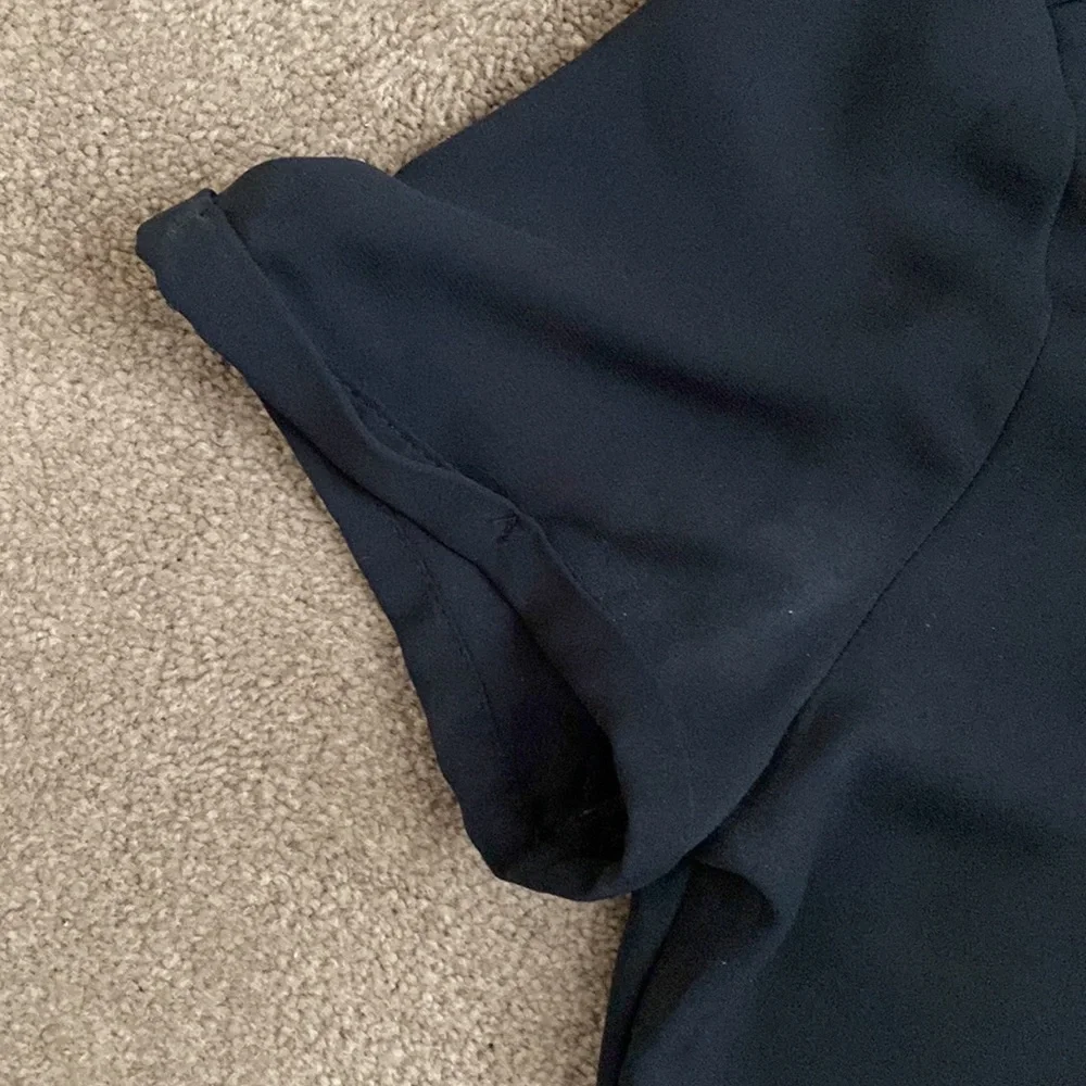 Apt 9 pullover short sleeved blouse with pearl clasp as the neckline - Picture 7 of 8